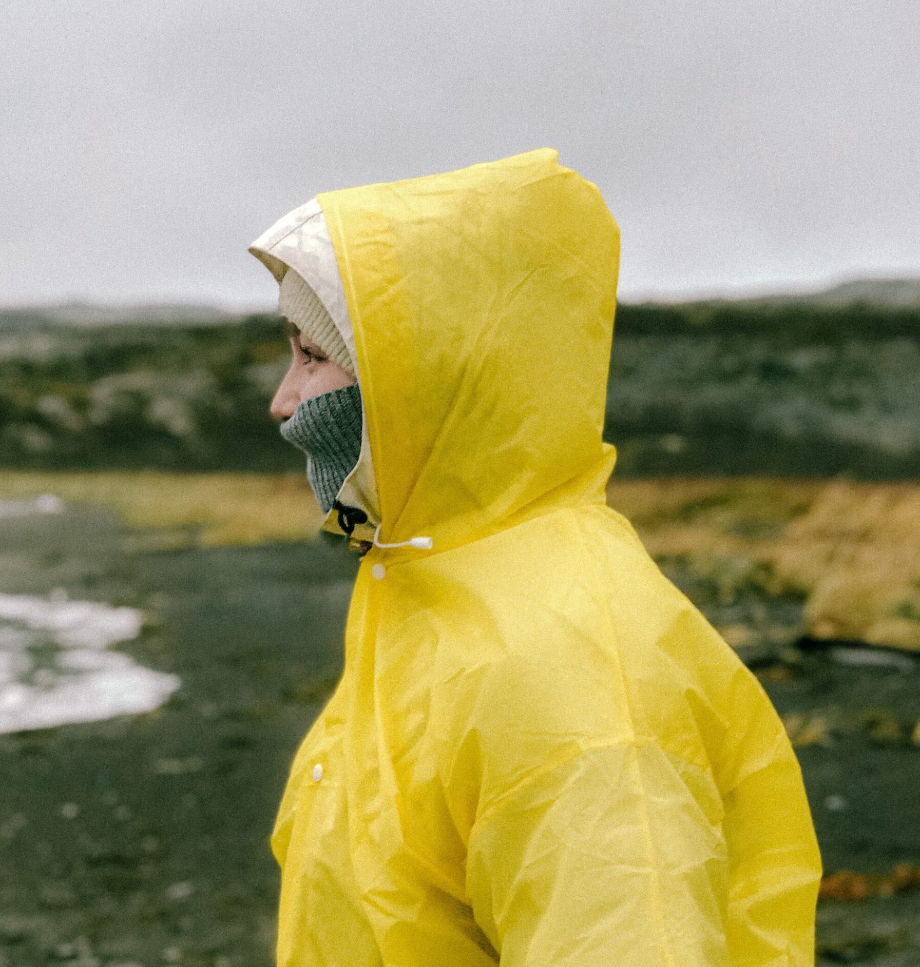 Mensch mit gelber Regenjacke